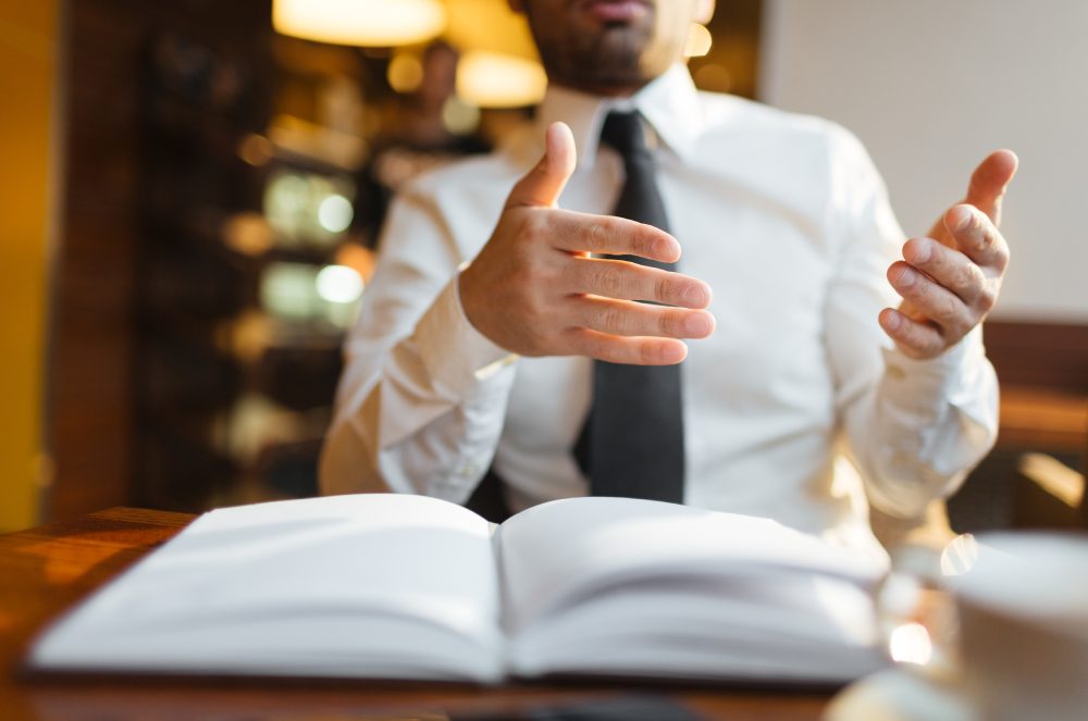 O poder da linguagem técnica na influência das decisões judiciais